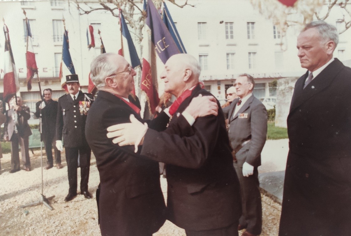 Cérémonie 1981 avec Jean Deffieux et son fils vue 2